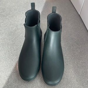 Like NEW Hunter Refined Chelsea Rain Boot